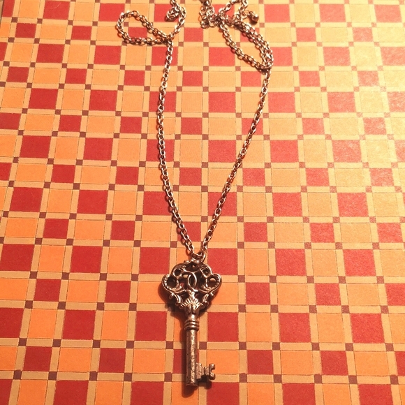 unknown Jewelry - Silver tone skeleton key necklace 🧱🔥